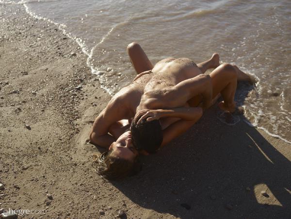 Charlotta y Alex sexo en la playa #56