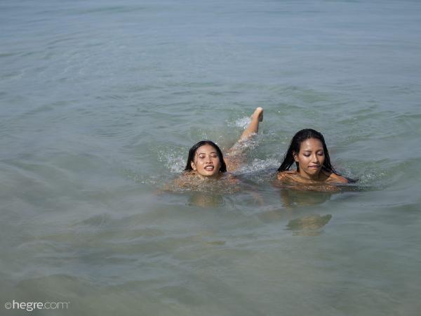Chloe et Hiromi plage fun #51