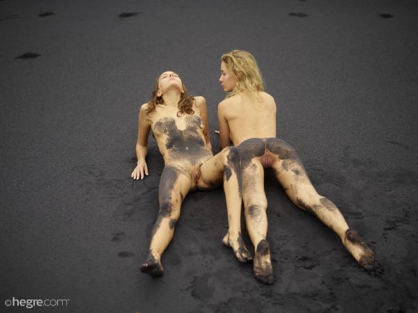 Klaver en Natalia Een zwart strand Bali #31