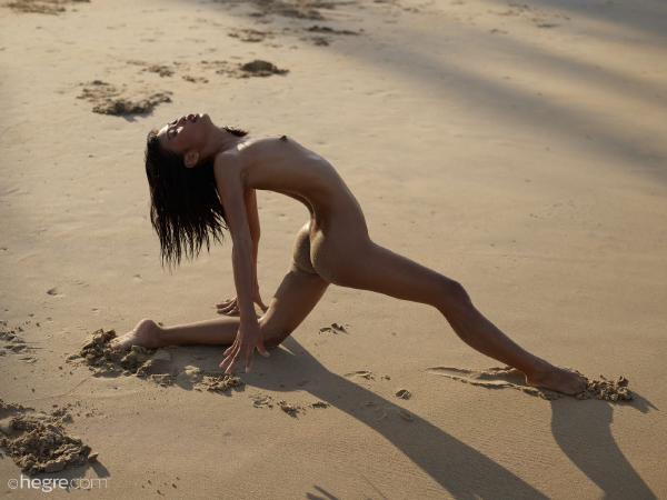 Hiromi beach acrobatics #37