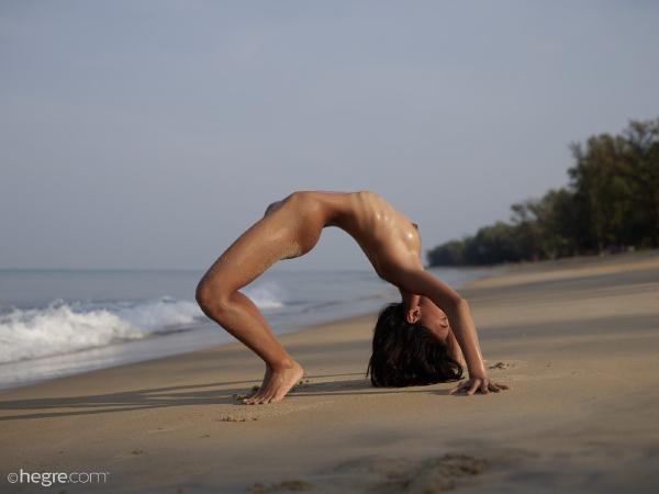 Hiromi beach yoga #13
