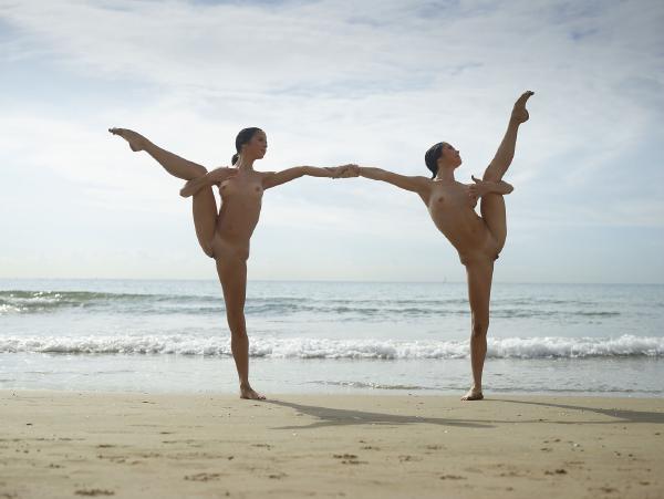 Julietta y Magdalena gimnasia en la playa #43