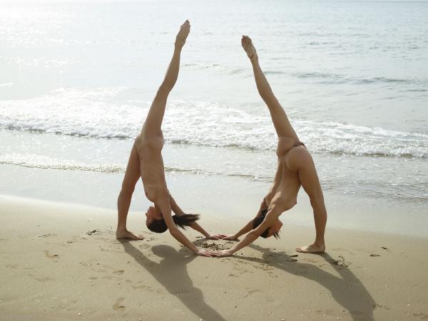 Julietta y Magdalena gimnasia en la playa #55
