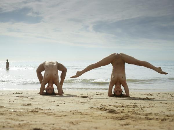 Julietta y Magdalena cuerpos flexibles en la playa #29