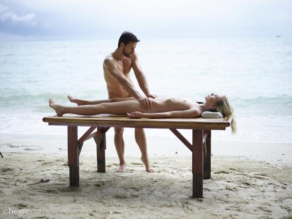 Marika y Alex masaje erótico en la playa #22