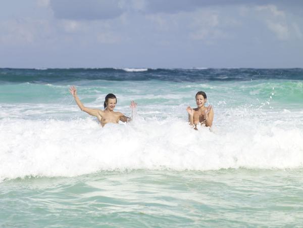 Melissa and Suzie Carina waves #10