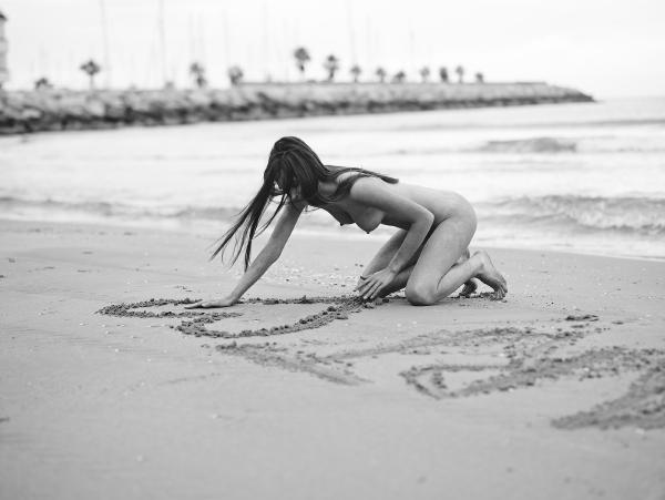 Victoria R escrita na areia #54